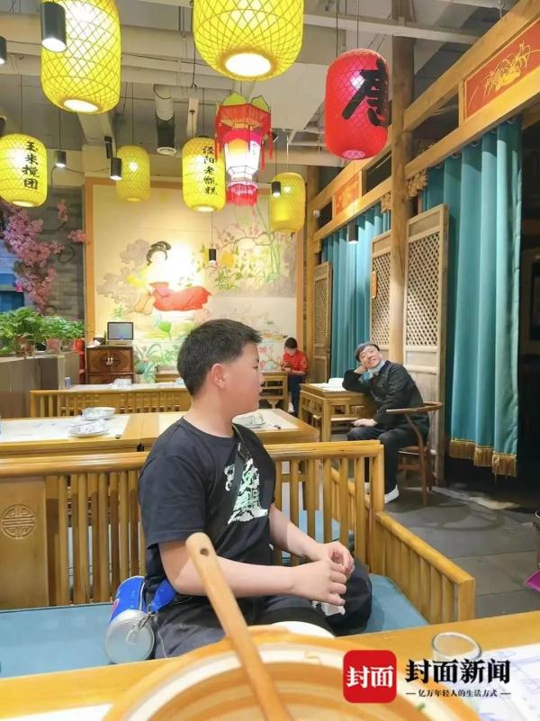 在餐厅行“诗词飞花令”的小哥和小男孩都找到了！