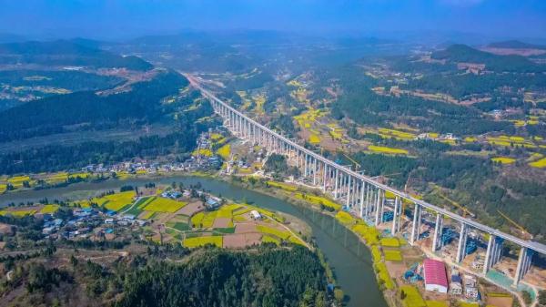 全国第一!四川近十年建设公路总里程40.5万公里 全国第一!四川近十年建设公路总里程40.5万公里