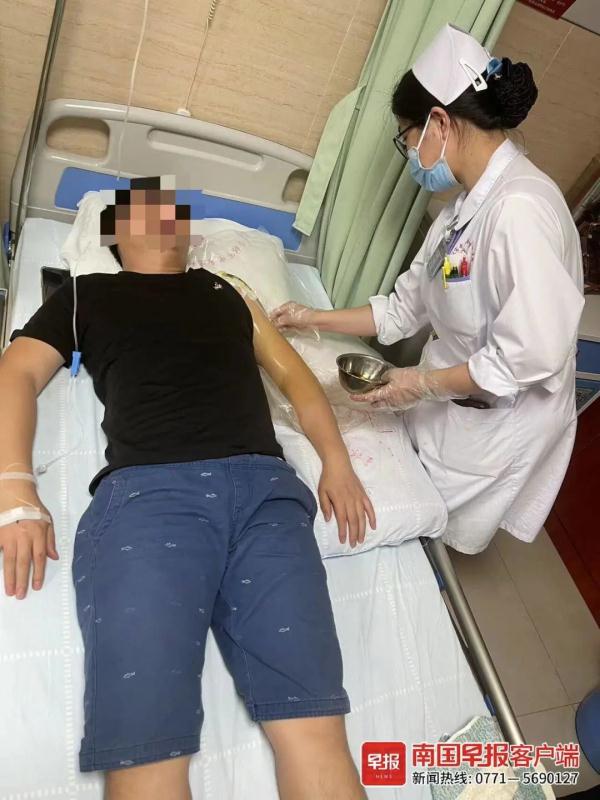 广西2名小孩漂流落水,家长急忙救人!景区:违反规定 广西2名小孩漂流落水,家长急忙救人!景区:违反规定