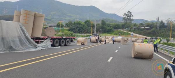 货车上突然滚落好多“庞然大物”!仔细一看…… 货车上突然滚落好多“庞然大物”!仔细一看……