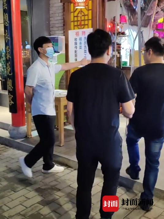 在餐厅行“诗词飞花令”的小哥和小男孩都找到了！