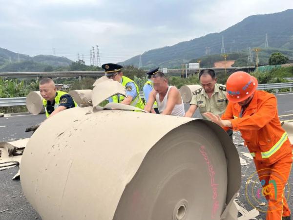 货车上突然滚落好多“庞然大物”!仔细一看…… 货车上突然滚落好多“庞然大物”!仔细一看……
