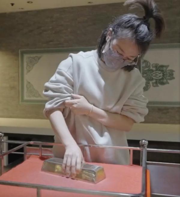 “25公斤金砖,单手抓起就归你!”这大爷做到了? “25公斤金砖,单手抓起就归你!”这大爷做到了?