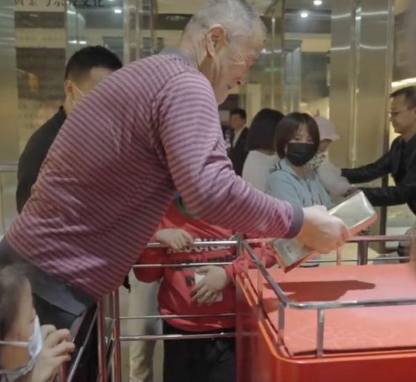 “25公斤金砖,单手抓起就归你!”这大爷做到了? “25公斤金砖,单手抓起就归你!”这大爷做到了?