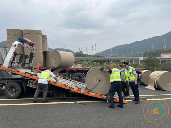 货车上突然滚落好多“庞然大物”!仔细一看…… 货车上突然滚落好多“庞然大物”!仔细一看……