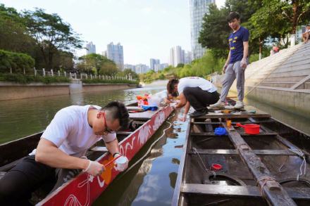 端午未至先画“新衣”,广州猎德龙船整装待发 端午未至先画“新衣”,广州猎德龙船整装待发