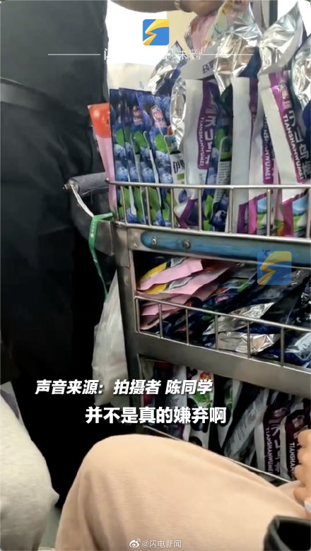 大学生只尝不买 火车推销员幽默吐槽