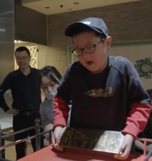 “25公斤金砖,单手抓起就归你!”这大爷做到了? “25公斤金砖,单手抓起就归你!”这大爷做到了?