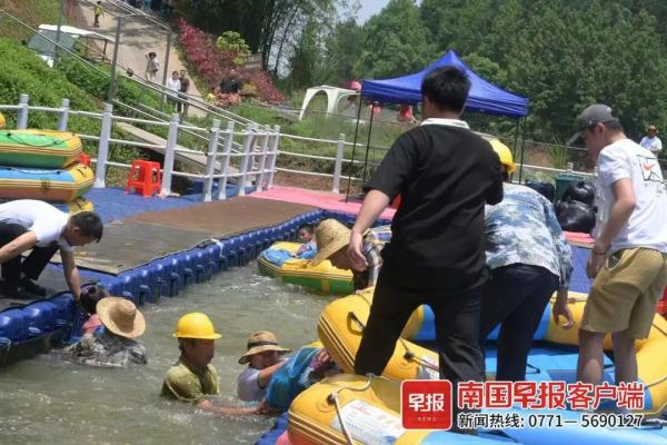 广西2名小孩漂流落水,家长急忙救人!景区:违反规定 广西2名小孩漂流落水,家长急忙救人!景区:违反规定