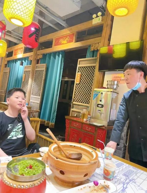 在餐厅行“诗词飞花令”的小哥和小男孩都找到了！