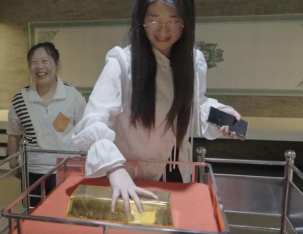 “25公斤金砖,单手抓起就归你!”这大爷做到了? “25公斤金砖,单手抓起就归你!”这大爷做到了?