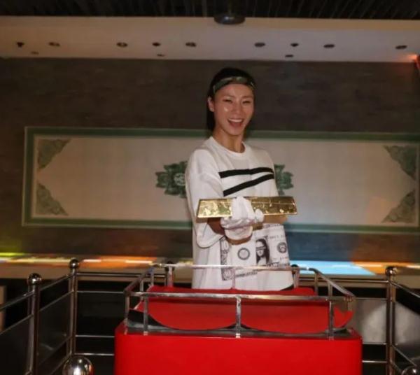 “25公斤金砖,单手抓起就归你!”这大爷做到了? “25公斤金砖,单手抓起就归你!”这大爷做到了?