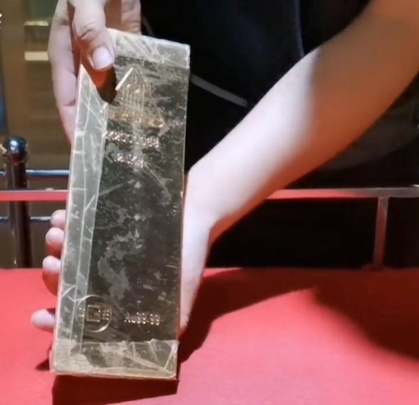 “25公斤金砖,单手抓起就归你!”这大爷做到了? “25公斤金砖,单手抓起就归你!”这大爷做到了?