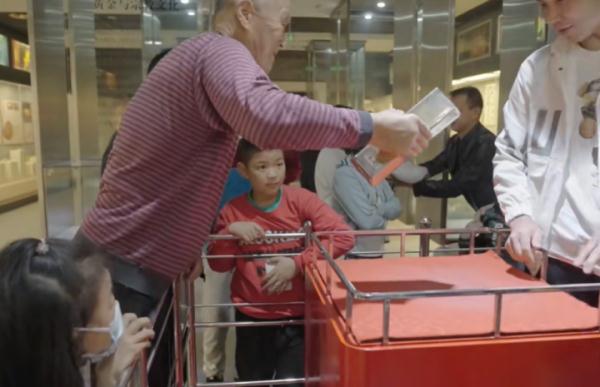 “25公斤金砖,单手抓起就归你!”这大爷做到了? “25公斤金砖,单手抓起就归你!”这大爷做到了?