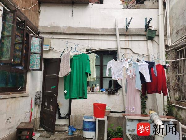 “背娃送外卖爆火”的骑手把在老家的大女儿接来南京却无学可上，父女三人回蚌埠继续找学校