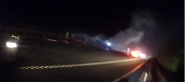 大学生租车出游,车却被烧成铁架!肇事司机趁夜“玩消失”…… 大学生租车出游,车却被烧成铁架!肇事司机趁夜“玩消失”……