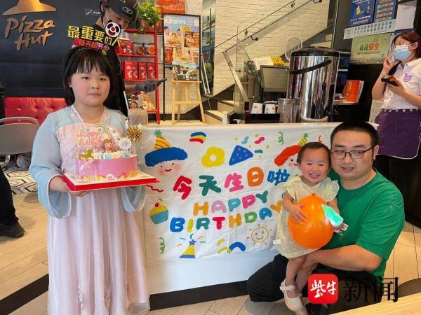 “背娃送外卖爆火”的骑手把在老家的大女儿接来南京却无学可上，父女三人回蚌埠继续找学校
