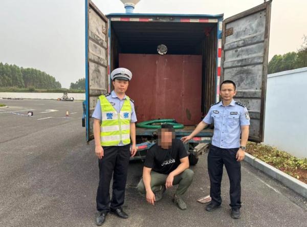 大学生租车出游,车却被烧成铁架!肇事司机趁夜“玩消失”…… 大学生租车出游,车却被烧成铁架!肇事司机趁夜“玩消失”……