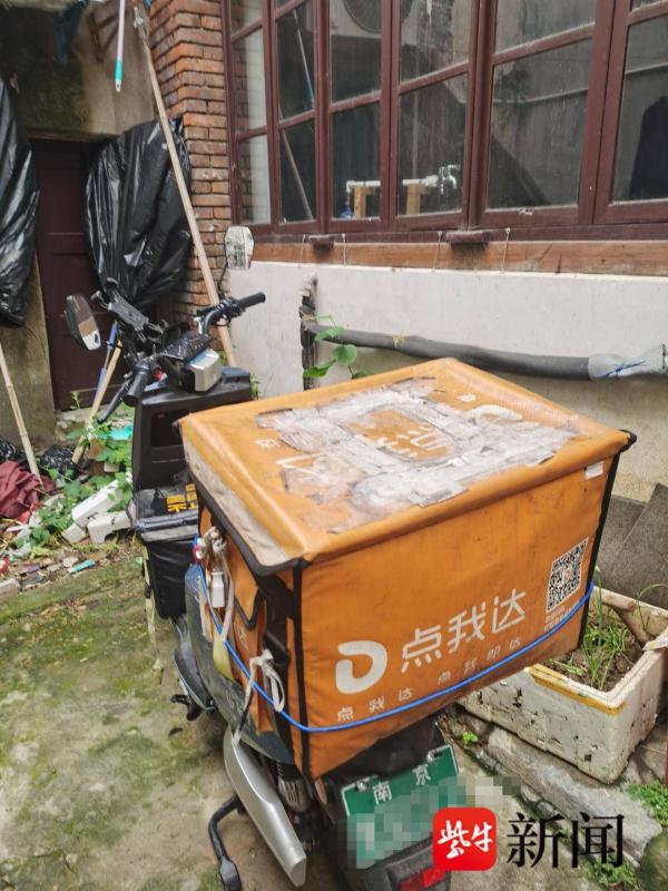 “背娃送外卖爆火”的骑手把在老家的大女儿接来南京却无学可上，父女三人回蚌埠继续找学校