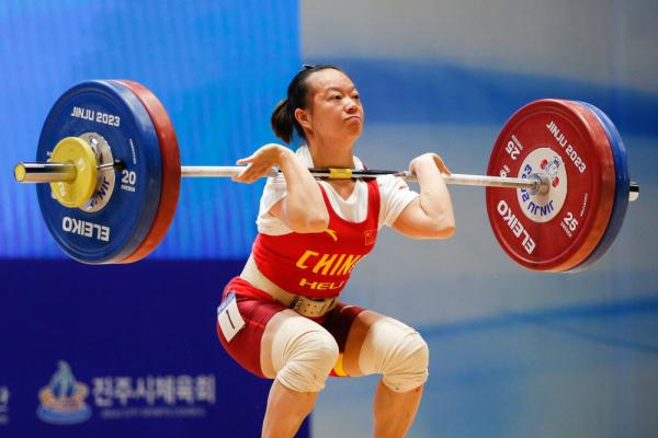 举重亚锦赛：女子49公斤级赛况