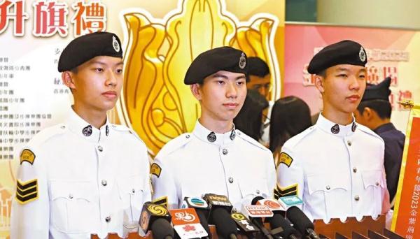 这场“特别”的升旗礼，让他们动容→