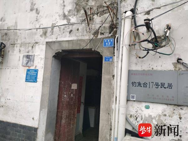 “背娃送外卖爆火”的骑手把在老家的大女儿接来南京却无学可上，父女三人回蚌埠继续找学校