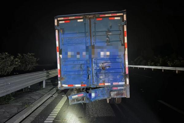 大学生租车出游,车却被烧成铁架!肇事司机趁夜“玩消失”…… 大学生租车出游,车却被烧成铁架!肇事司机趁夜“玩消失”……