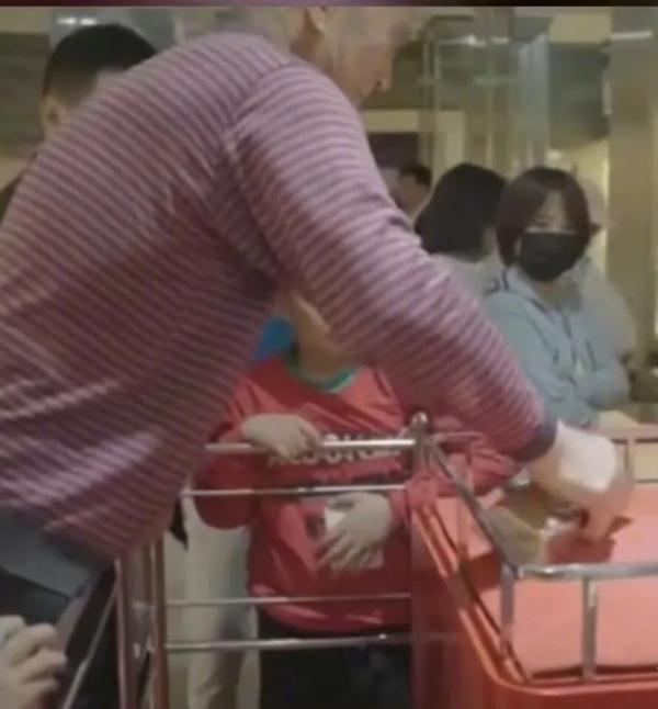 无人成功!博物馆称单手抓起金砖就直接送 无人成功!博物馆称单手抓起金砖就直接送