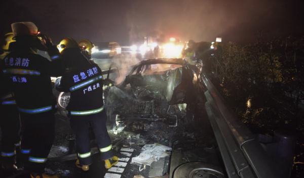 大学生租车出游,车却被烧成铁架!肇事司机趁夜“玩消失”…… 大学生租车出游,车却被烧成铁架!肇事司机趁夜“玩消失”……