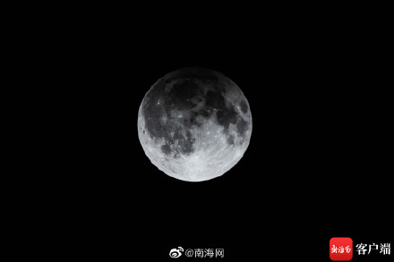海口上空现半影月食 记者拍摄下过程