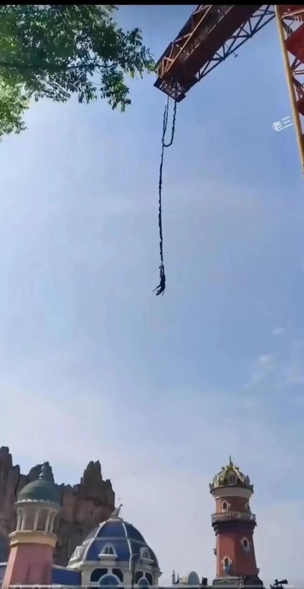 女子玩蹦极休克死亡？景区回应：空中吊了2分钟后获救！
