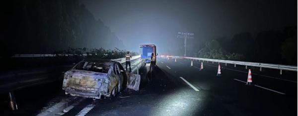 大学生租车出游,车却被烧成铁架!肇事司机趁夜“玩消失”…… 大学生租车出游,车却被烧成铁架!肇事司机趁夜“玩消失”……