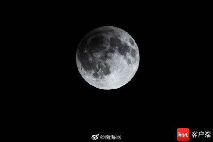 海口上空现半影月食 记者拍摄下过程