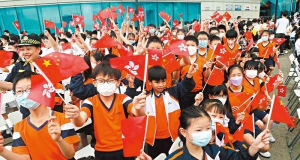 这场“特别”的升旗礼，让他们动容→