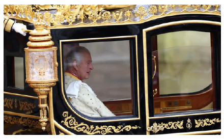 英国国王查尔斯三世乘坐马车开始“国王游行”