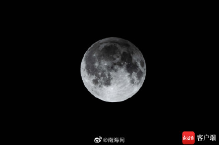 海口上空现半影月食 记者拍摄下过程