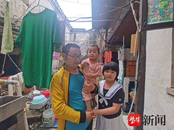 “背娃送外卖爆火”的骑手把在老家的大女儿接来南京却无学可上，父女三人回蚌埠继续找学校