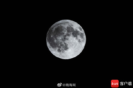 海口上空现半影月食 记者拍摄下过程