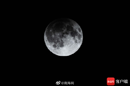 海口上空现半影月食 记者拍摄下过程