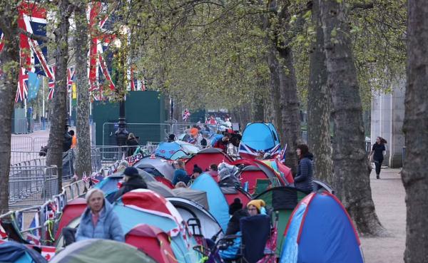 英国天气预报称6日伦敦将迎暴雨 民众披雨衣街头露营 英国天气预报称6日伦敦将迎暴雨 民众披雨衣街头露营