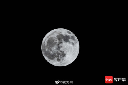 海口上空现半影月食 记者拍摄下过程