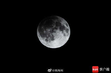 海口上空现半影月食 记者拍摄下过程