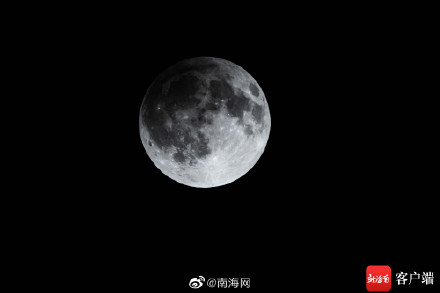 海口上空现半影月食 记者拍摄下过程
