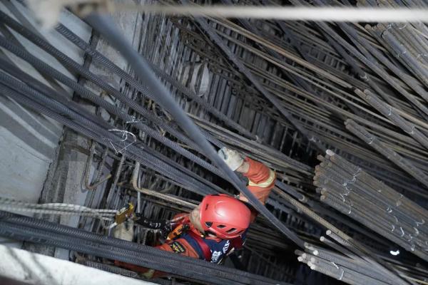 隧道内数吨钢筋结构性垮塌！3人被埋29米深井...