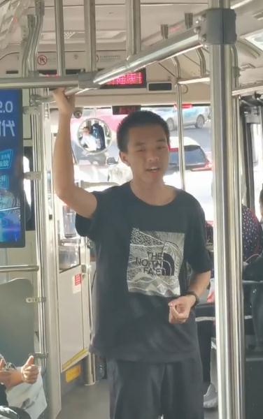 长沙公交上，大学生一个举动让无数网友热泪