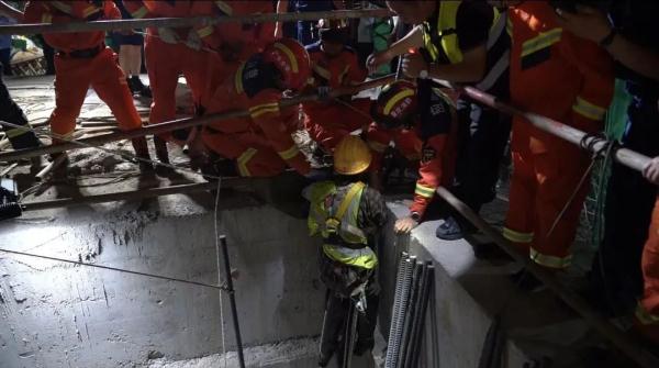 隧道内数吨钢筋结构性垮塌！3人被埋29米深井...