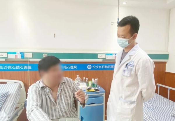 男子多次尿血却从未在意，偶然就医检查才知肾脏藏“大家伙”