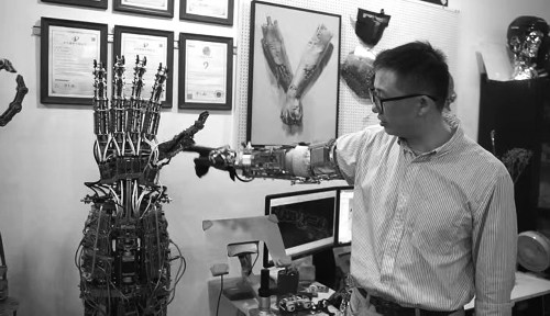 “飞行员”研发12年 要造出救灾机器人