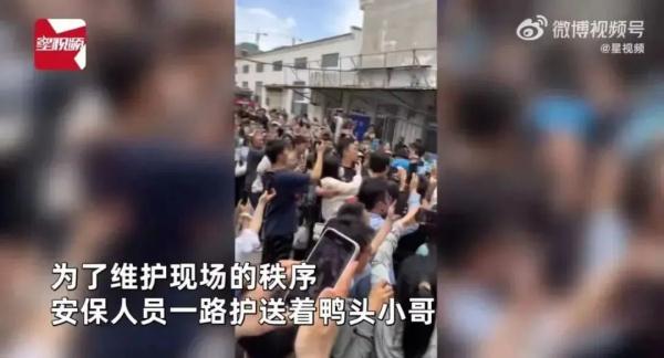 淄博“鸭头小哥”直播落泪:已被迫停业…网友:给不想当网红的素人一条生路 淄博“鸭头小哥”直播落泪:已被迫停业…网友:给不想当网红的素人一条生路