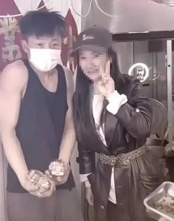 淄博“鸭头小哥”直播落泪:已被迫停业…网友:给不想当网红的素人一条生路 淄博“鸭头小哥”直播落泪:已被迫停业…网友:给不想当网红的素人一条生路